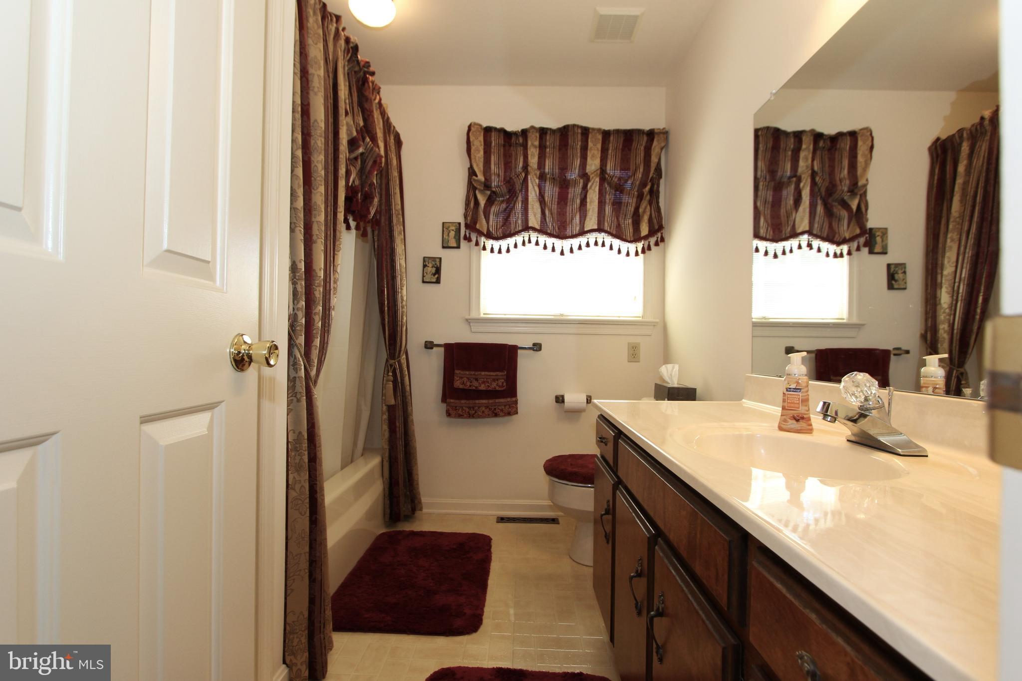 7133 Poole Jones Road Frederick, MD 21702 - Photo 29 of 67 Upstairs hall bath