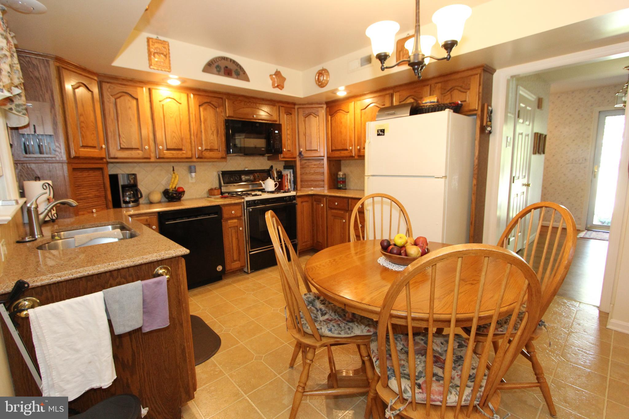 7133 Poole Jones Road Frederick, MD 21702 - Photo 7 of 67 Eat-in kitchen with quartz countertops
