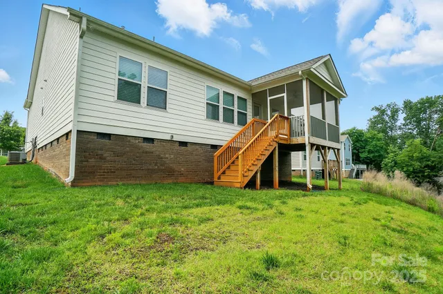 a view of a house with a backyard