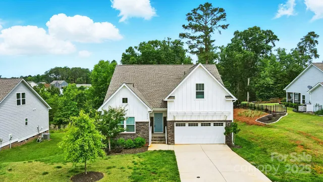 a view of a house with backyard and garden