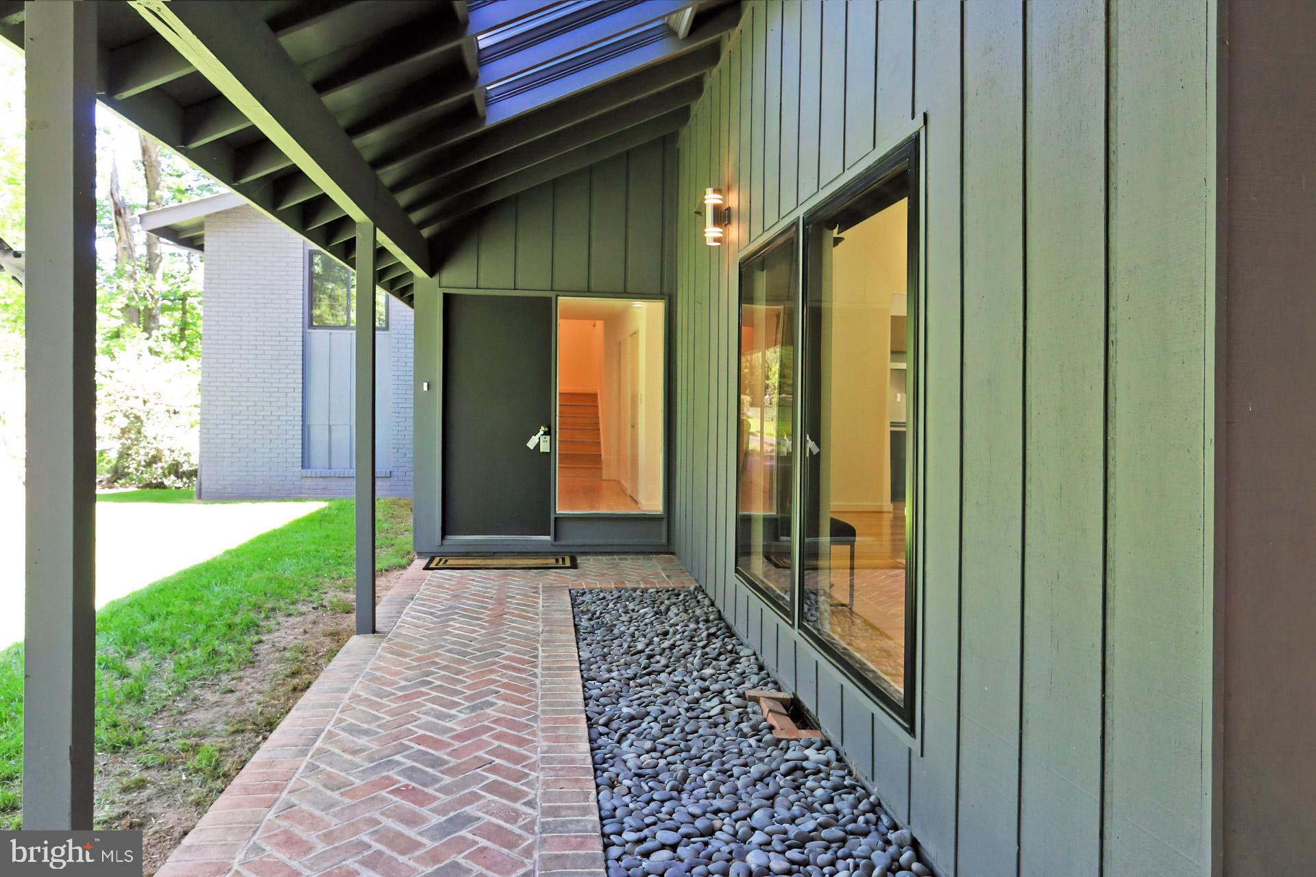 11703 Vale Road Oakton, VA 22124 - Photo 6 of 55 Gallery Image 6