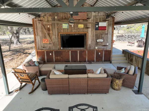 $1,175,000 | 7869 County Road 311, D'Hanis, TX 78850