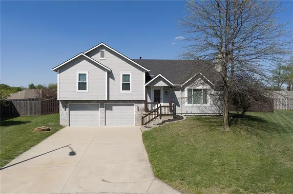 $369,950 | 15506 Iron Creek Court, Basehor, KS 66007