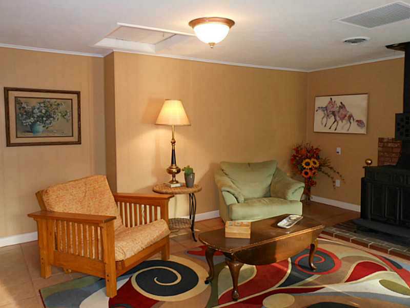 196 Pendar Road North Kingstown, RI 02852 - Photo 4 of 24 Living Room.