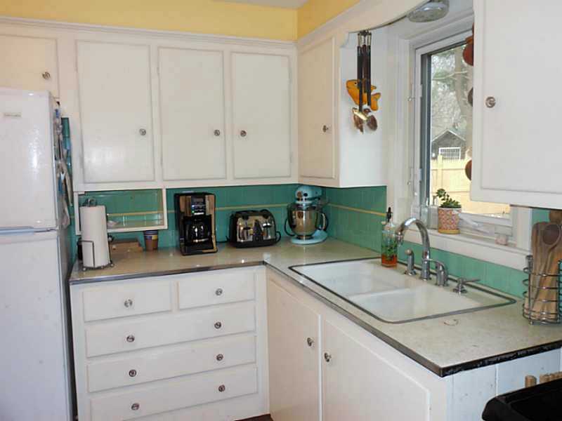 196 Pendar Road North Kingstown, RI 02852 - Photo 10 of 24 Kitchen.