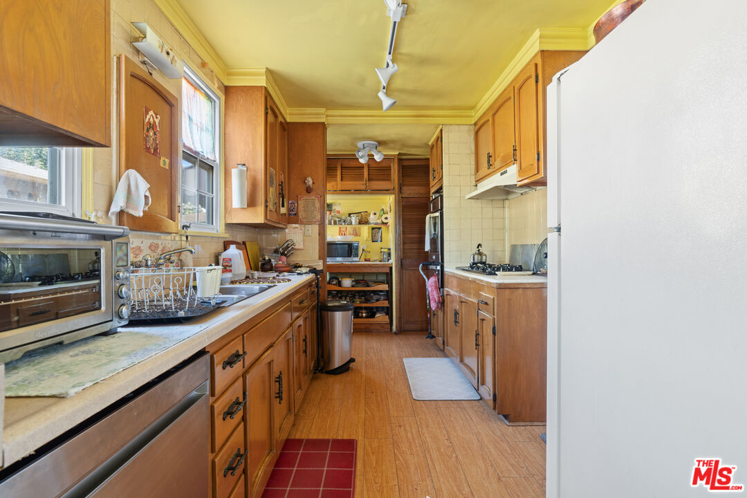 10582 Cheviot Drive Los Angeles, CA 90064 - Photo 15 of 23