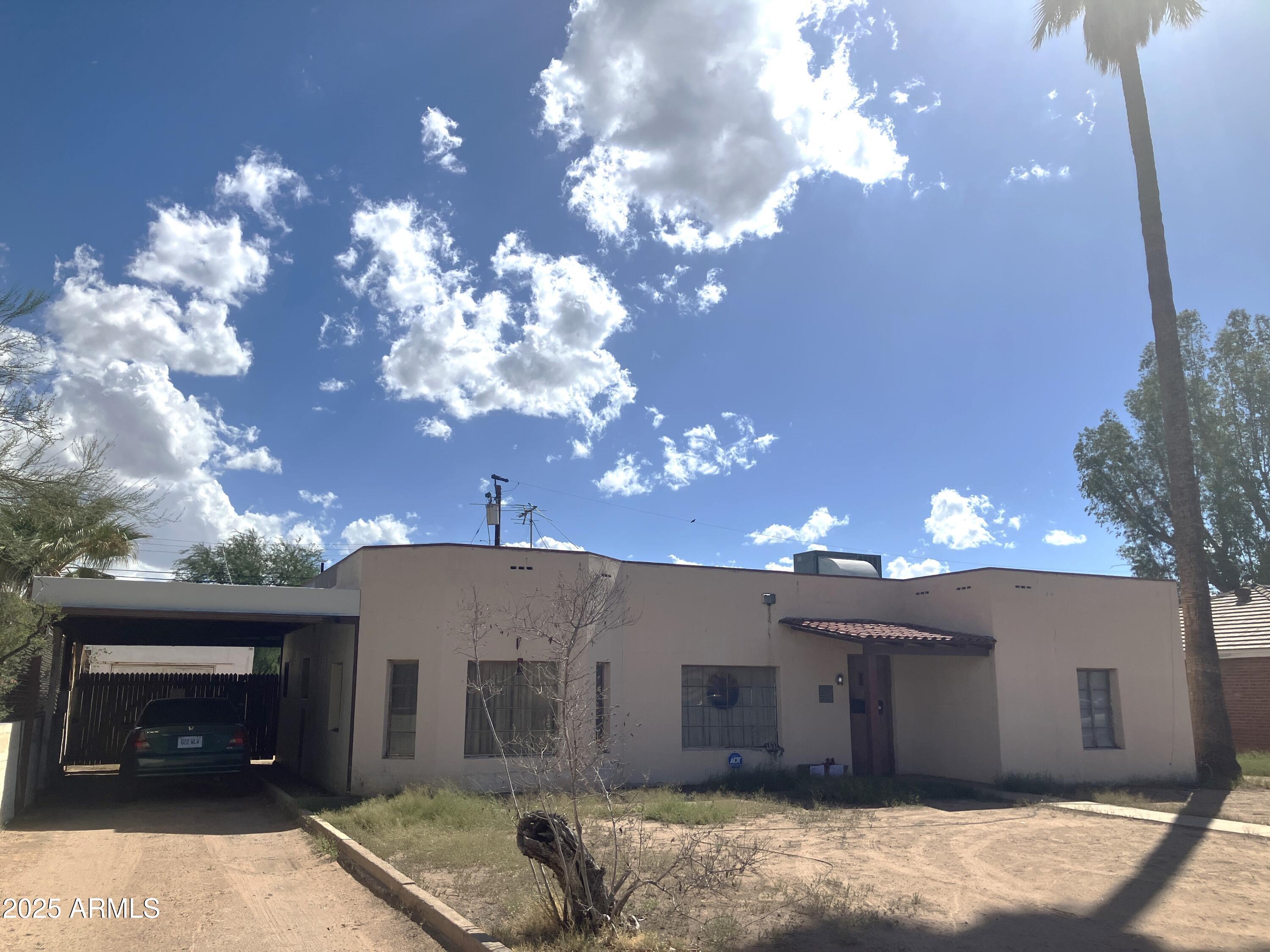 Front of 1637 E Roma Ave