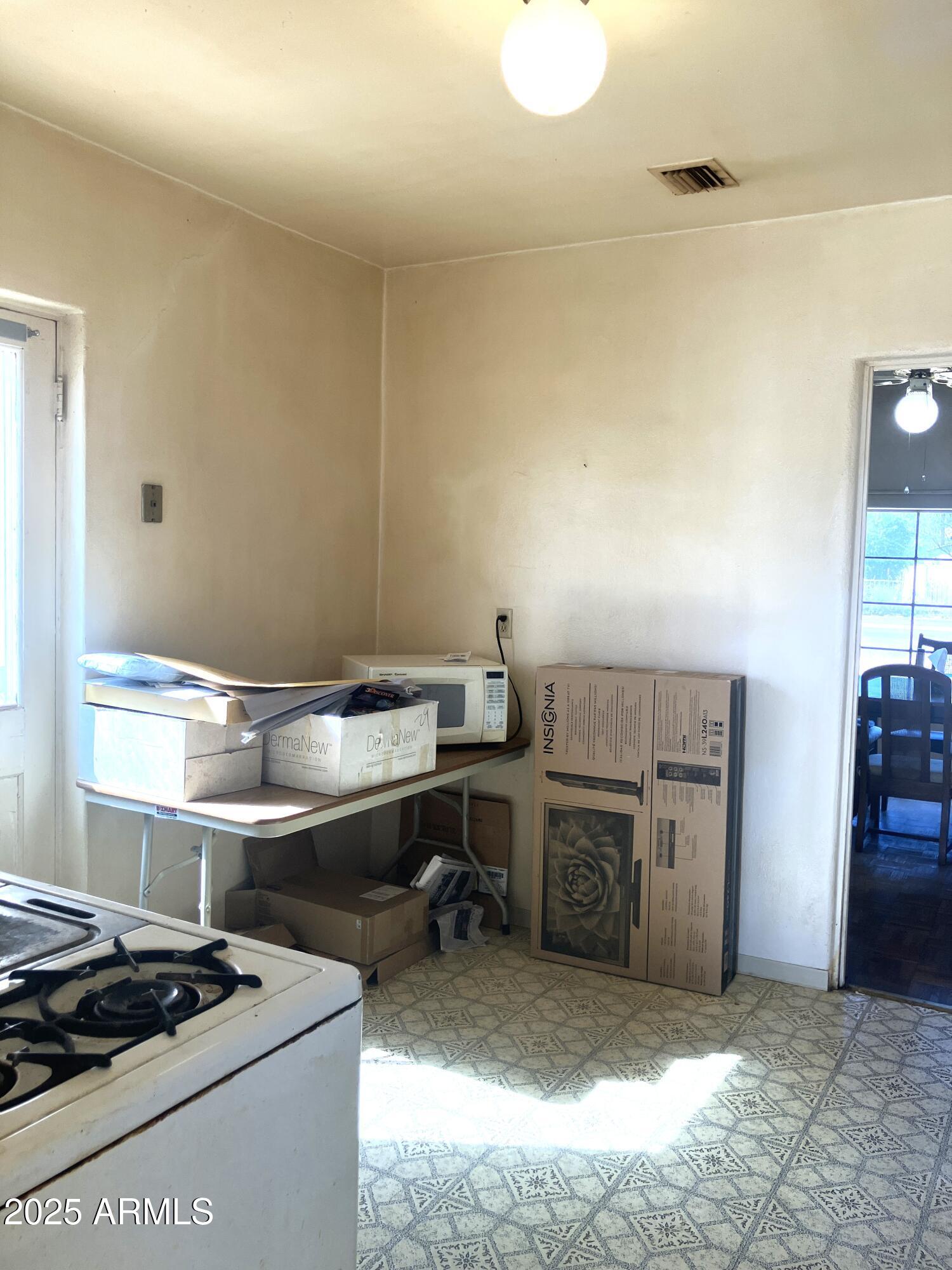1637 East Roma Avenue Phoenix, AZ 85016 - Photo 26 of 78 Large, Eat-In Kitchen