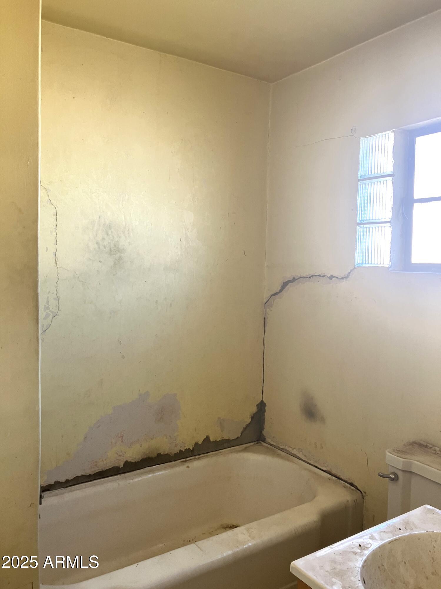 1637 East Roma Avenue Phoenix, AZ 85016 - Photo 72 of 78 a bathroom with a bathtub and window