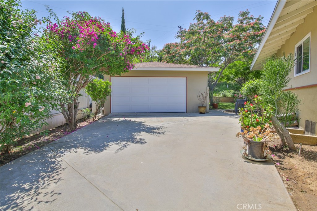 14537 Gandesa Road La Mirada, CA 90638 - Photo 7 of 41 Garage