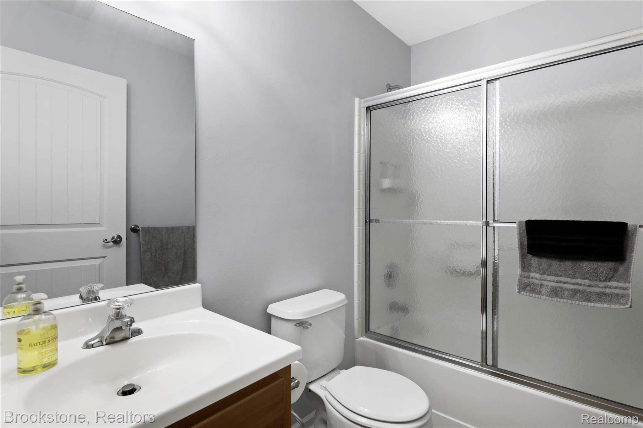 34118 Utica Road, Unit 903 Fraser, MI 48026 - Photo 14 of 32 Full Bath