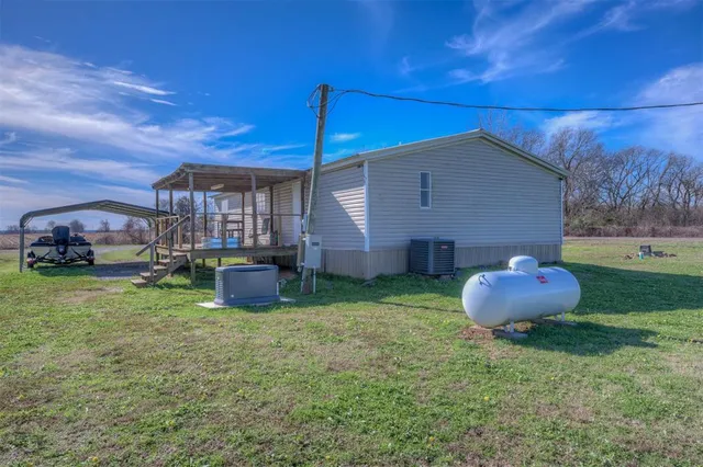 a view of a house with a backyard