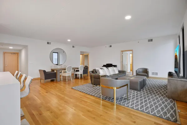 $5,500 | 1240 South 2nd Street, Unit 1323, Minneapolis, MN 55415