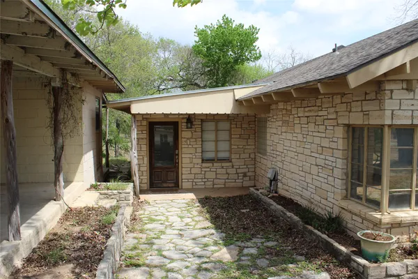 $3,200 | 908 River Road, Wimberley, TX 78676