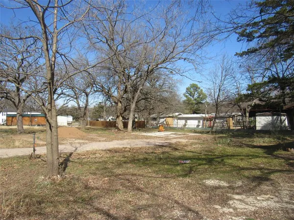 a view of yard with trees