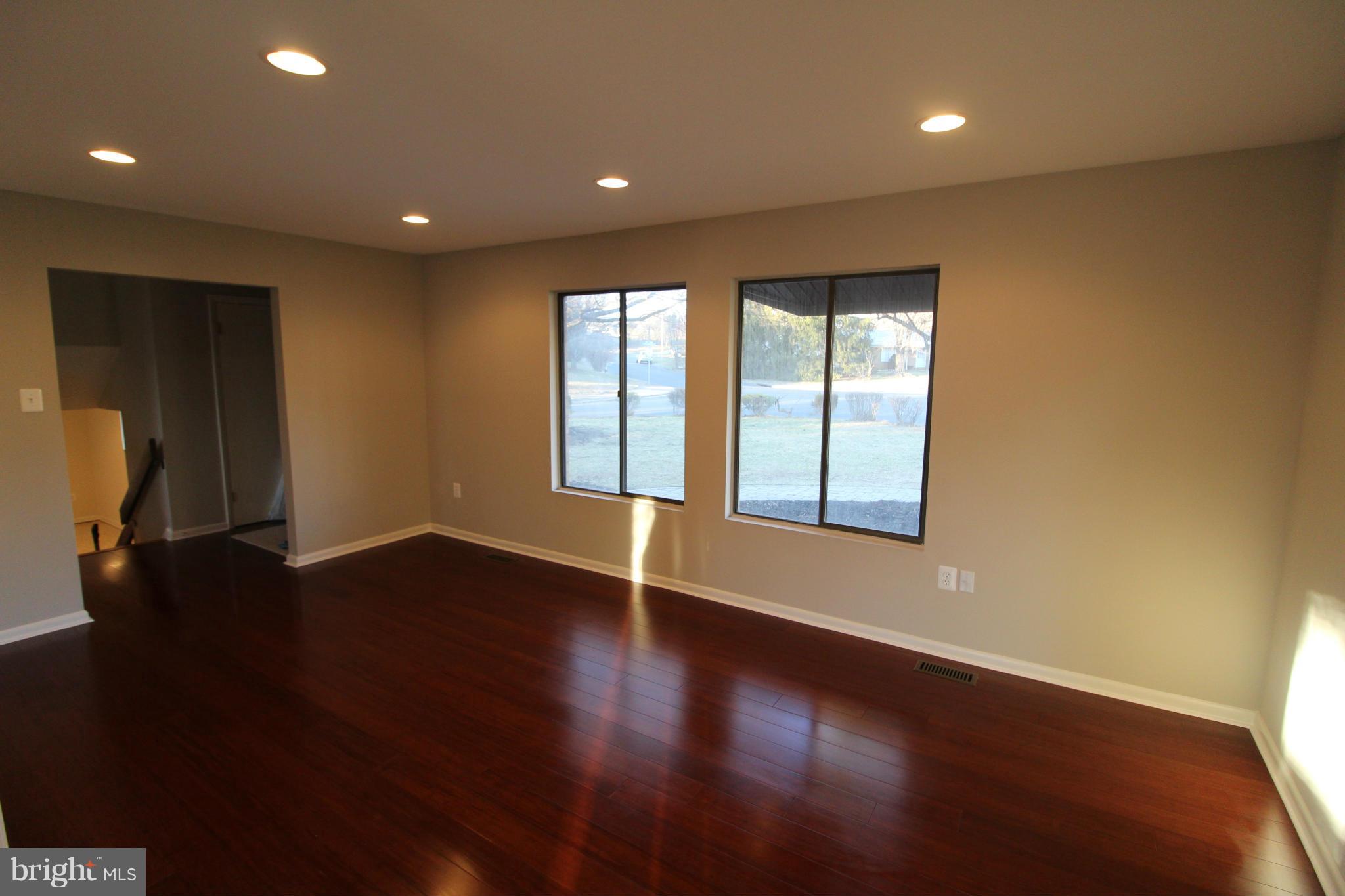 804 Williamsburg Road Sterling, VA 20164 - Photo 3 of 30 Living Room