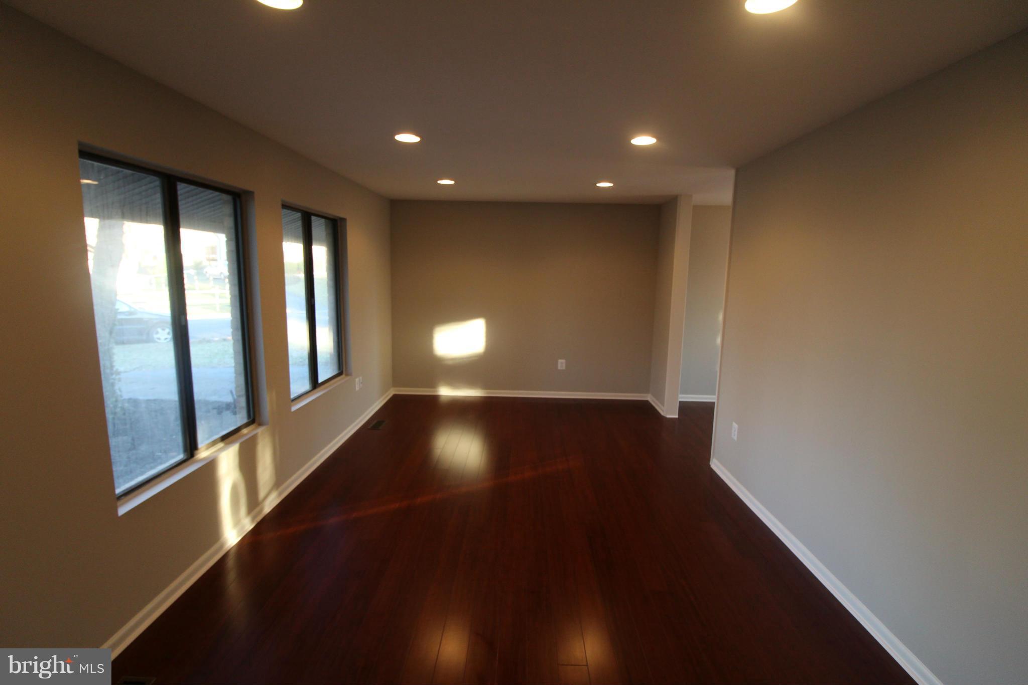 804 Williamsburg Road Sterling, VA 20164 - Photo 4 of 30 Living Room