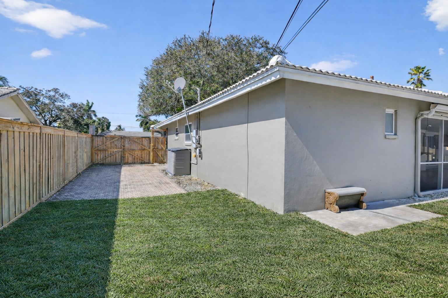 800 Southwest 12th Avenue Boca Raton, FL 33486 - Photo 31 of 33 Room for boat, side yard