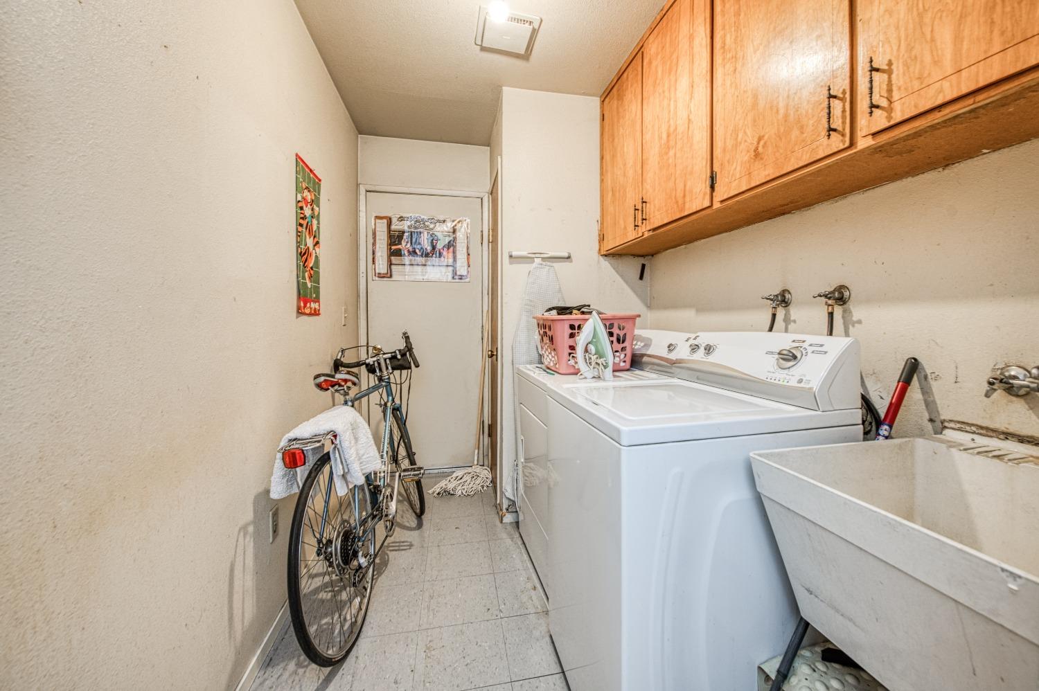 717 Clinton Street Madera, CA 93638 - Photo 20 of 38 a utility room with sink dryer and washer