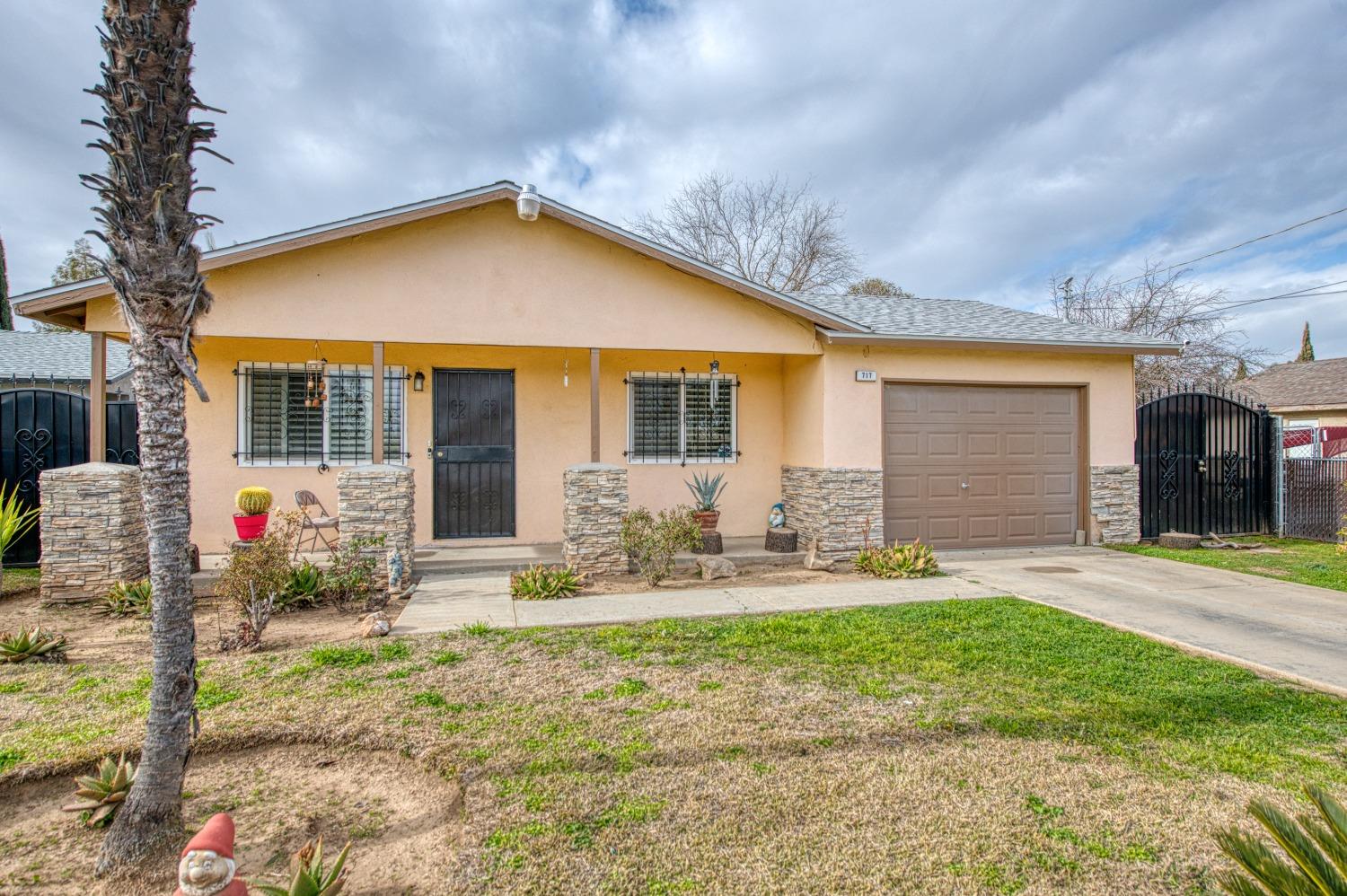 717 Clinton Street Madera, CA 93638 - Photo 4 of 38 a front view of house with yard