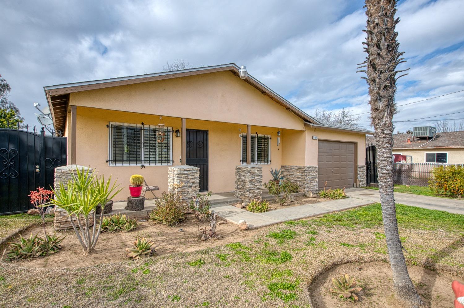 717 Clinton Street Madera, CA 93638 - Photo 5 of 38 front view of a house with a yard