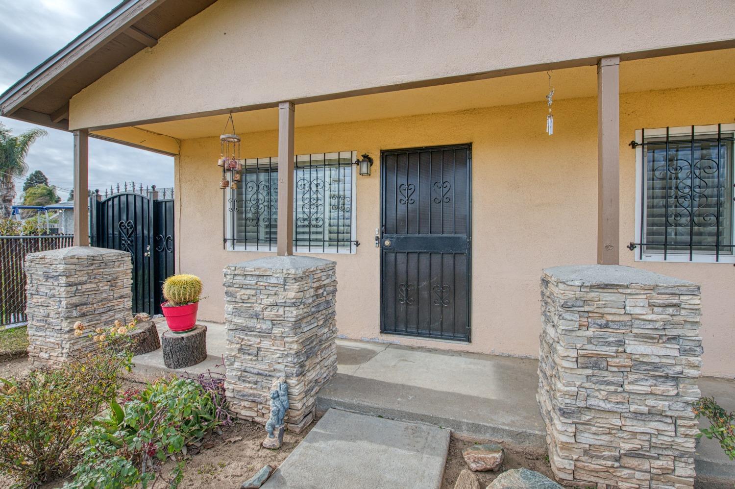 717 Clinton Street Madera, CA 93638 - Photo 7 of 38 a porch with seating space