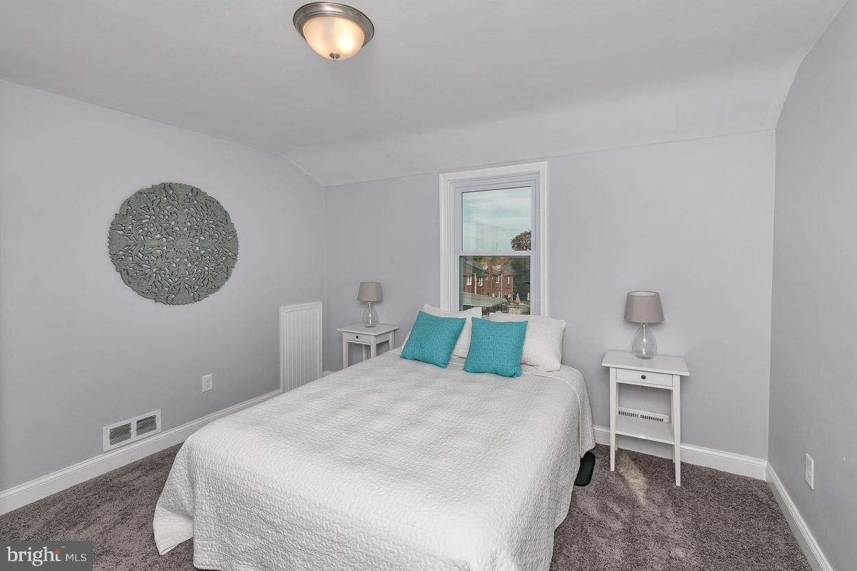 901 Stamford Road Baltimore, MD 21229 - Photo 16 of 27 a bedroom with a bed and a window