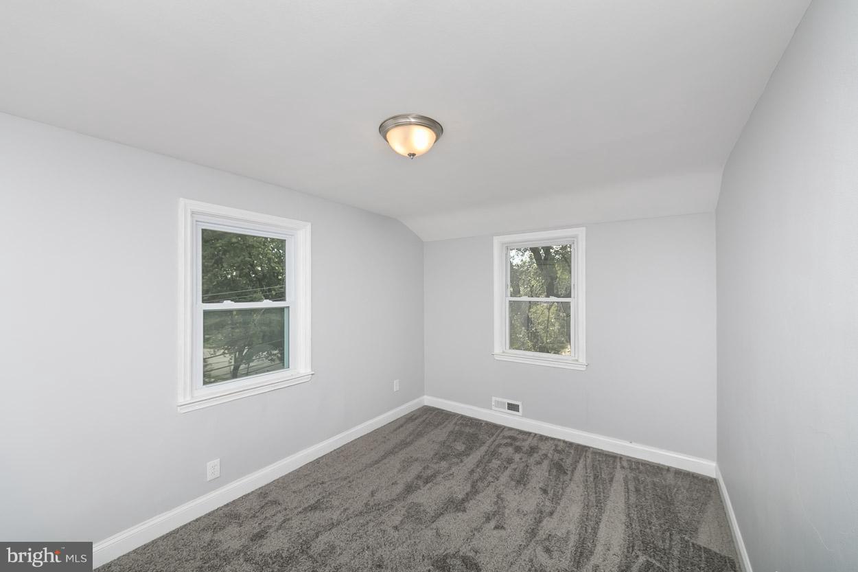 901 Stamford Road Baltimore, MD 21229 - Photo 19 of 27 an empty room with a window