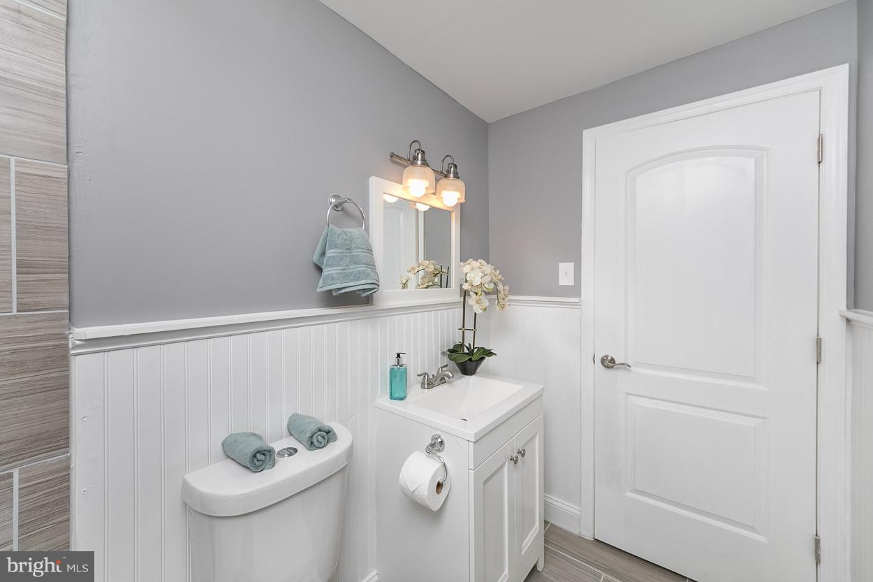 901 Stamford Road Baltimore, MD 21229 - Photo 21 of 27 a bathroom with a sink a toilet and mirror