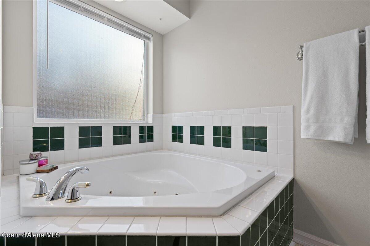 2447 East Garwood Road Hayden, ID 83835 - Photo 23 of 56 Primary bathroom