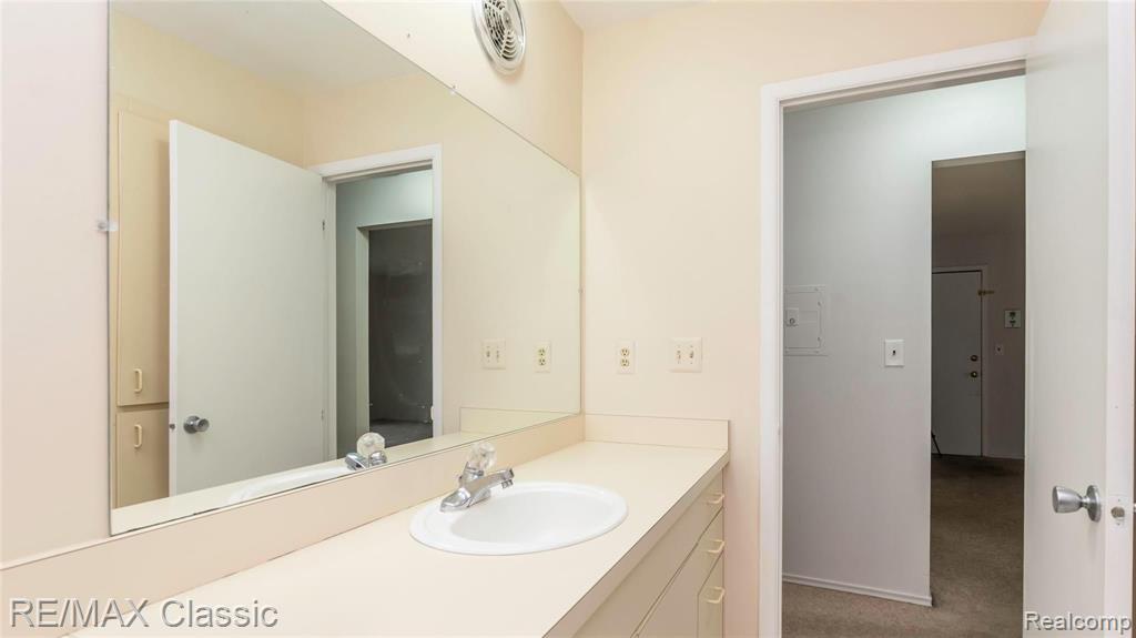 4905 Crooks Road, Unit B4 Royal Oak, MI 48073 - Photo 33 of 36