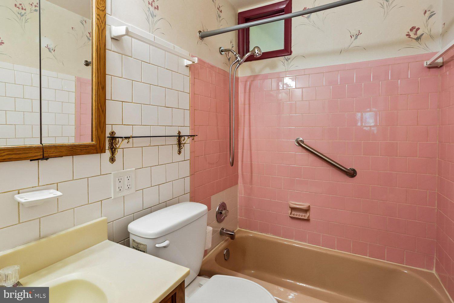 902 Malta Lane Silver Spring, MD 20901 - Photo 20 of 53 Hallway Bath with Tub/Shower Combo