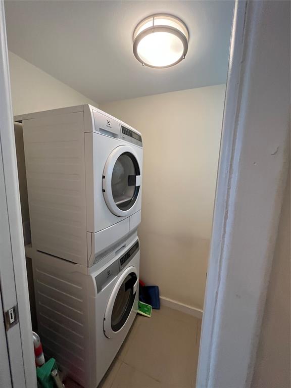 333 Northeast 21st Avenue, Unit 318 Deerfield Beach, FL 33441 - Photo 5 of 40 a utility room with dryer and washer