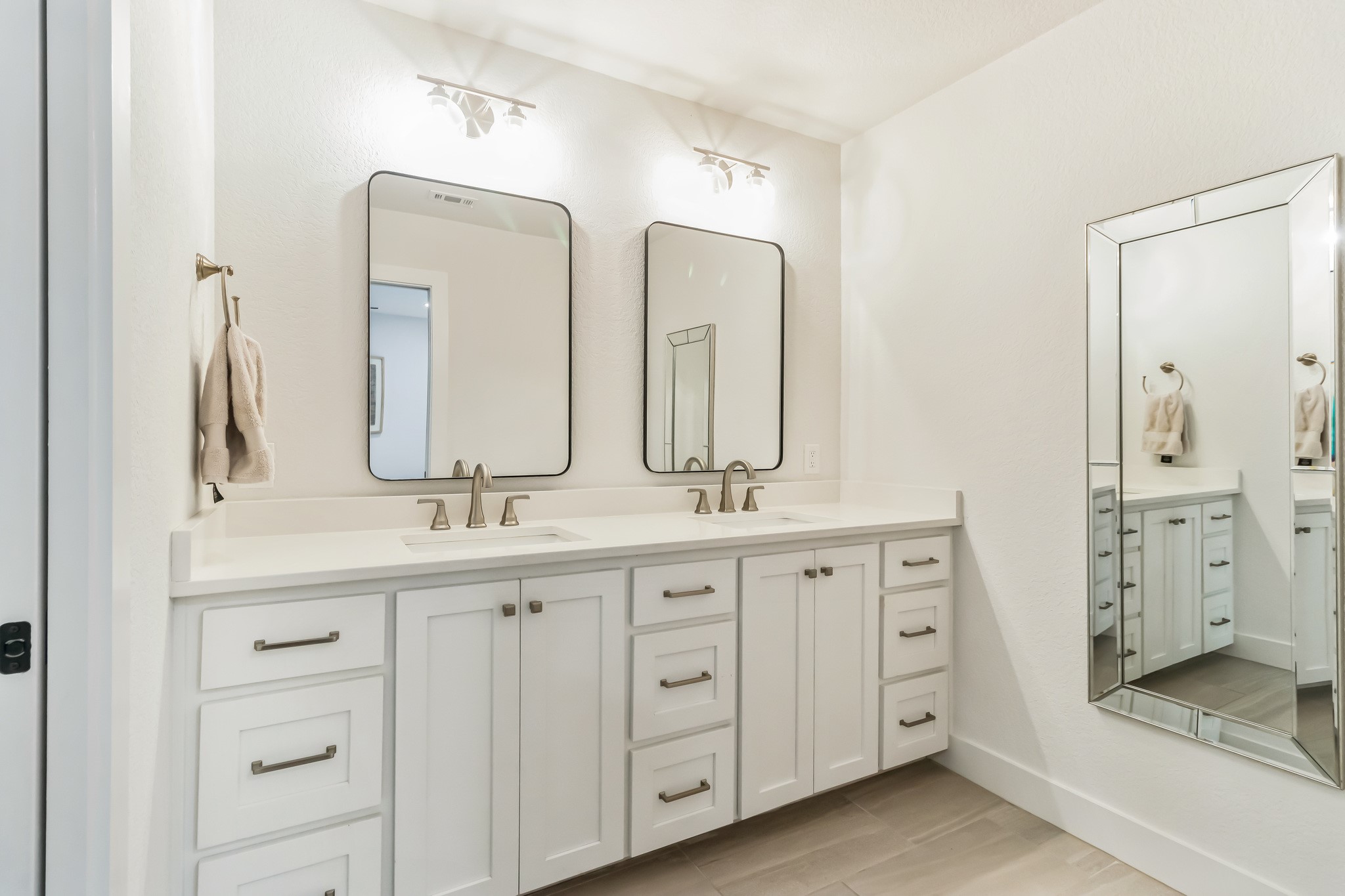 213 Clear Springs Road Georgetown, TX 78628 - Photo 20 of 33 Primary Bathroom with Dual Vanity and Quartz Countertops