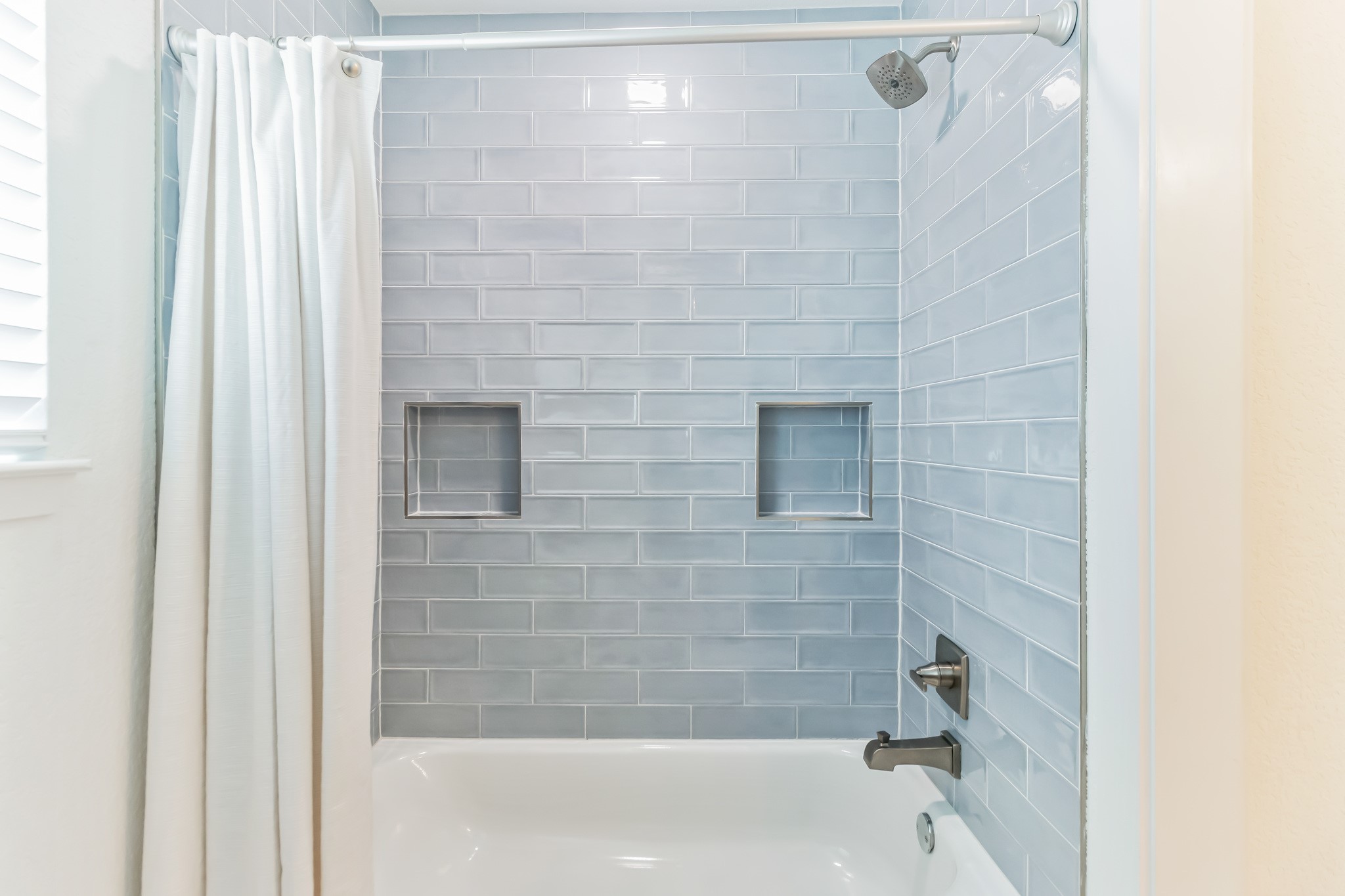 213 Clear Springs Road Georgetown, TX 78628 - Photo 25 of 33 Shower/Tub Combo in Secondary Bathroom