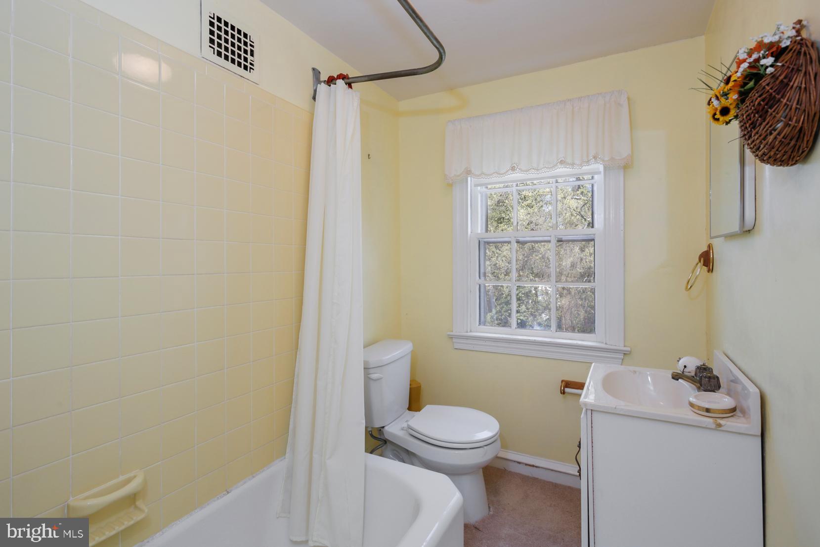 105 East Brookhaven Road Wallingford, PA 19086 - Photo 40 of 69 3rd floor bath