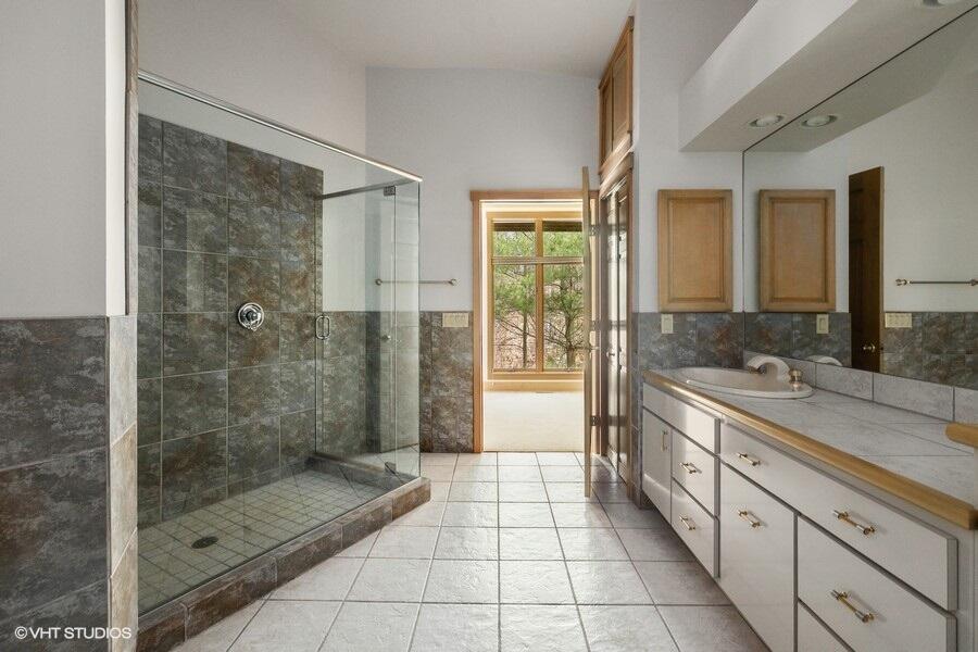 3900 Valley Path Coloma, MI 49038 - Photo 17 of 55 Primary Bathroom