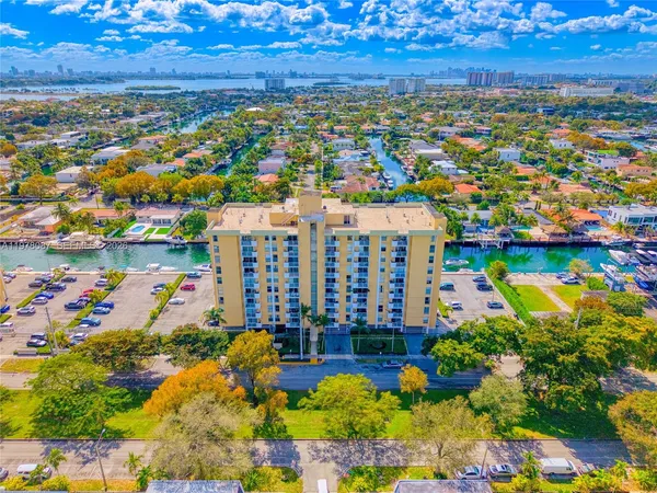 $1,700 | 2000 Northeast 135th Street, Unit 708, North Miami, FL 33181