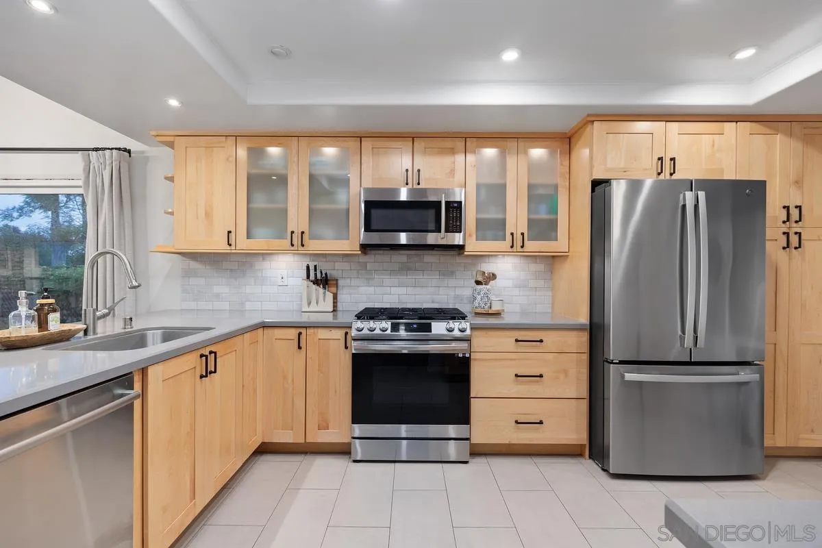 3343 Del Rio Court Carlsbad, CA 92009 - Photo 10 of 33