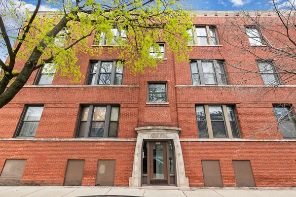 $399,900 | 3142 West George Street, Unit C3, Chicago, IL 60618