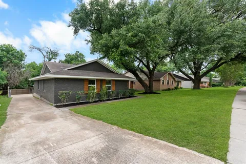 $715,000 | 9110 Westglen Drive, Dallas, TX 75228