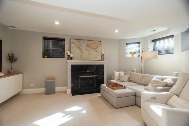 $685,000 | 1120 West Oakdale Avenue, Unit 1F, Chicago, IL 60657