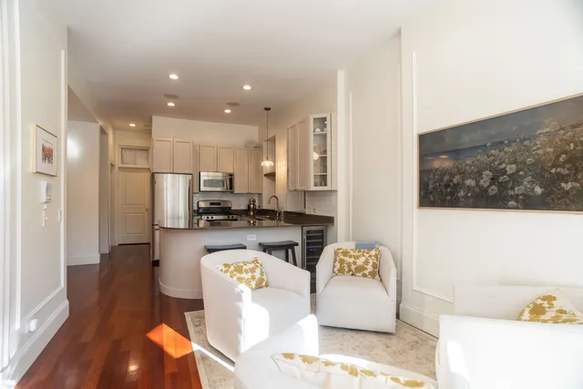 $685,000 | 1120 West Oakdale Avenue, Unit 1F, Chicago, IL 60657