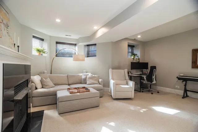 $685,000 | 1120 West Oakdale Avenue, Unit 1F, Chicago, IL 60657