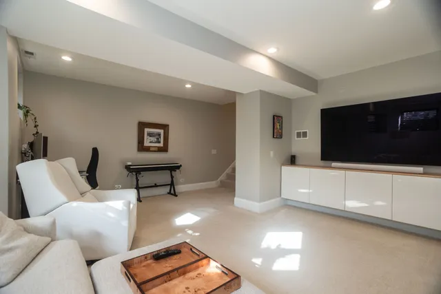 $685,000 | 1120 West Oakdale Avenue, Unit 1F, Chicago, IL 60657