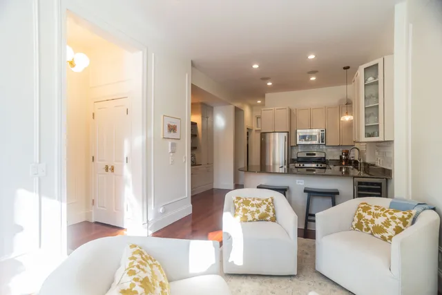 $685,000 | 1120 West Oakdale Avenue, Unit 1F, Chicago, IL 60657