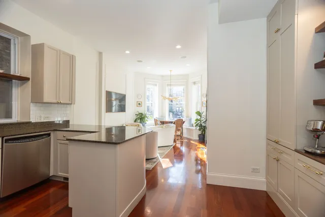 $685,000 | 1120 West Oakdale Avenue, Unit 1F, Chicago, IL 60657