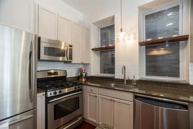 $685,000 | 1120 West Oakdale Avenue, Unit 1F, Chicago, IL 60657