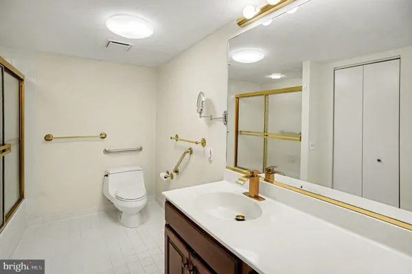 $2,200 | 100 Breyer Drive, Unit 5M, Elkins Park, PA 19027