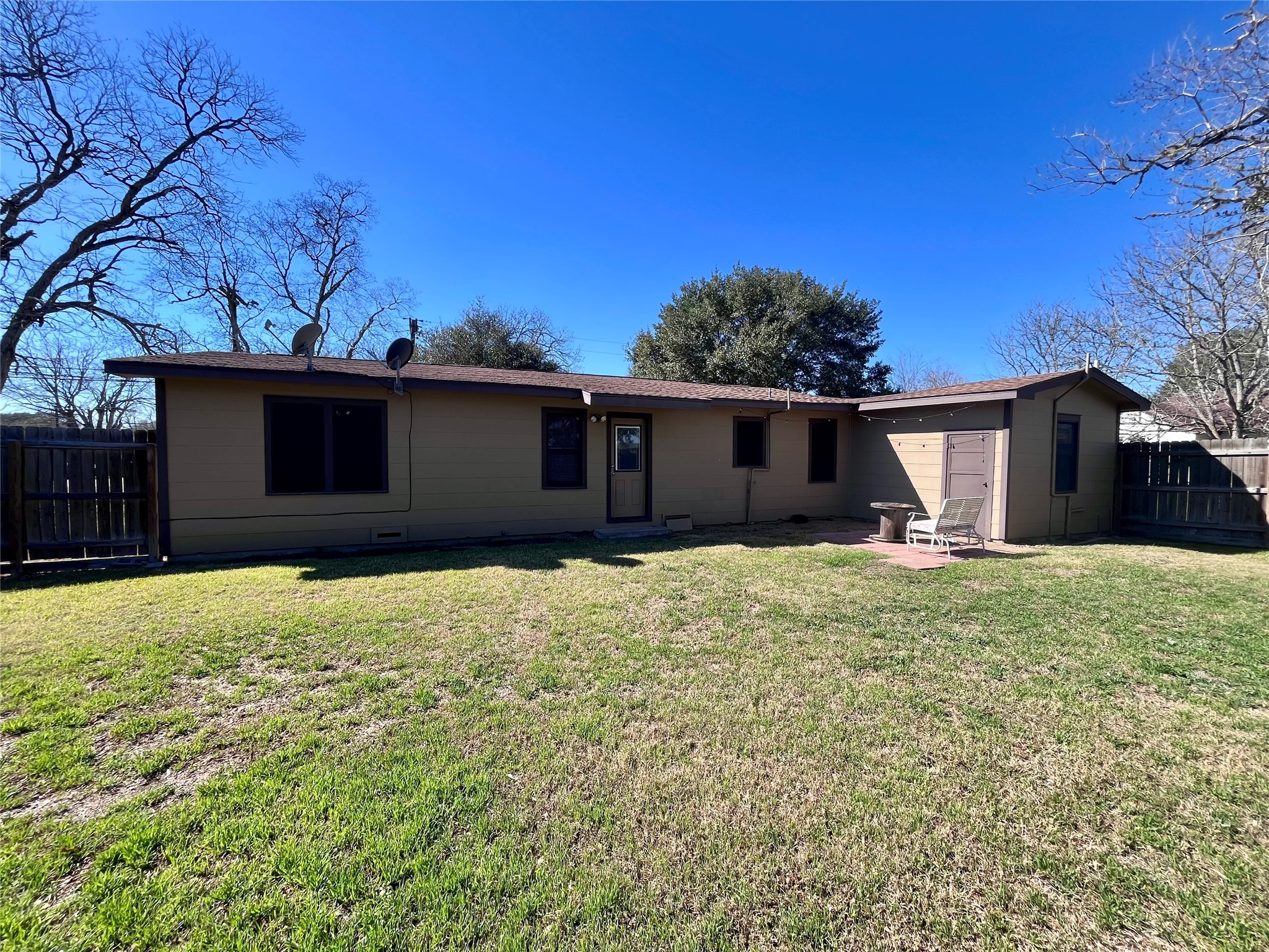 1004 North Center Street Weimar, TX 78962 - Photo 12 of 15 front view of a house with a yard